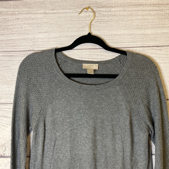LOFT Outlet Gray Textured Lightweight Sweater Top - Size Small - Picture 3 of 16